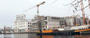 Wassergrundstücke. Von den neuen Häusern an der Alten Fahrt ist immer mehr zu erkennen. Auch auf der Baustelle des Museums Barberini (rechts) werden ab Januar die Obergeschosse gebaut.