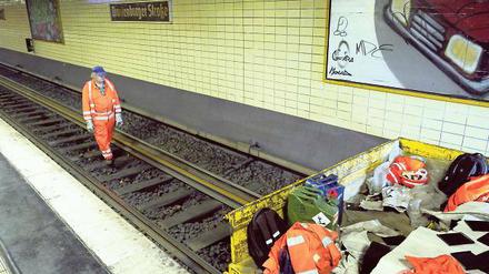 Zu Fuß unterwegs. Auch am Bahnhof Oranienburger Straße werden ab Januar erst einmal keine S-Bahnen unterwegs sein. Stattdessen sind dann wieder Bauarbeiter im Einsatz.