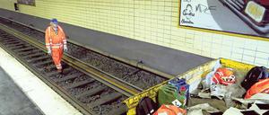 Zu Fuß unterwegs. Auch am Bahnhof Oranienburger Straße werden ab Januar erst einmal keine S-Bahnen unterwegs sein. Stattdessen sind dann wieder Bauarbeiter im Einsatz.