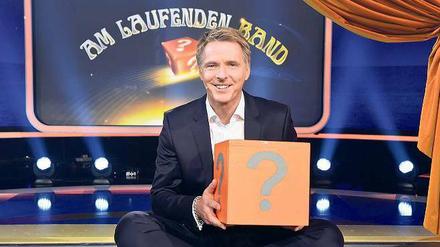 Vor 40 Jahren ging „Am laufenden Band“ erstmals auf Sendung. 51 Mal präsentierte Rudi Carrell (links) die Show. Für die Neuauflage im NDR-Fernsehen am Montagabend ab 20 Uhr 15 hält Moderator Jörg Pilawa am bewährten Konzept fest. 