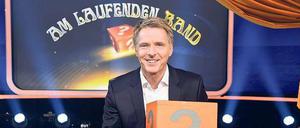 Vor 40 Jahren ging „Am laufenden Band“ erstmals auf Sendung. 51 Mal präsentierte Rudi Carrell (links) die Show. Für die Neuauflage im NDR-Fernsehen am Montagabend ab 20 Uhr 15 hält Moderator Jörg Pilawa am bewährten Konzept fest. 