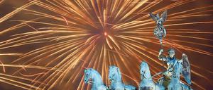 Tourismusmagnet. Die Silvesterfeiern am Brandenburg Tor in Berlin wie hier im Jahr 2011 haben sich als Topereignis der Stadt längts etabliert. Allerdings ist das Gedränge vor dem weltbekannten Wahrzeichen nicht jedermanns Sache und auch das Programm hatte über die Jahre Höhen und Tiefen.