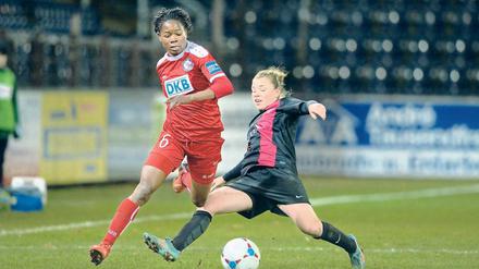 Das war ein hartes Stück Arbeit. Energisch durchsetzen musste sich Genoveva Anonma (li.) von Turbine Potsdam gegen Essens Linda Dallmann. Mit ihrem Tor zur 2:1-Führung brachte die Turbine-Stürmerin ihre Mannschaft letztlich auf die Siegerstraße.