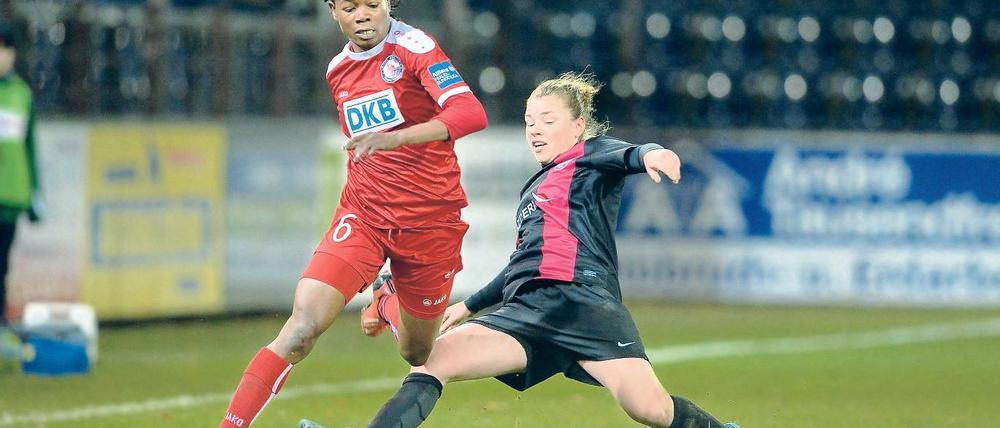 Das war ein hartes Stück Arbeit. Energisch durchsetzen musste sich Genoveva Anonma (li.) von Turbine Potsdam gegen Essens Linda Dallmann. Mit ihrem Tor zur 2:1-Führung brachte die Turbine-Stürmerin ihre Mannschaft letztlich auf die Siegerstraße.
