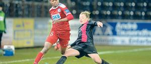 Das war ein hartes Stück Arbeit. Energisch durchsetzen musste sich Genoveva Anonma (li.) von Turbine Potsdam gegen Essens Linda Dallmann. Mit ihrem Tor zur 2:1-Führung brachte die Turbine-Stürmerin ihre Mannschaft letztlich auf die Siegerstraße.