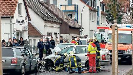 Tödlicher Crash. Ein 71-jähriger Mann stirbt bei Autounfall in Werder.