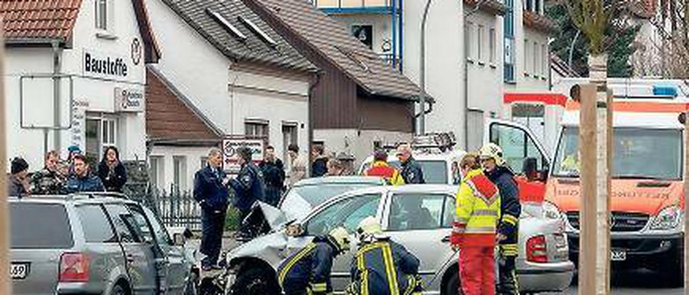 Tödlicher Crash. Ein 71-jähriger Mann stirbt bei Autounfall in Werder.