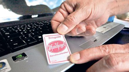 Kuckuck vom Gerichtsvollzieher. Jeder zehnte Deutsche lebt laut Schuldner-Atlas über seine Verhältnisse. Auch familiäre Unglücke und Altersarmut sind Gründe für hohe Schulden. Die Anonymen Insolvenzler bieten Rat und Erfahrungsaustausch.