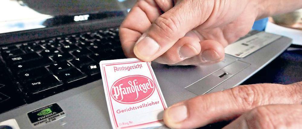 Kuckuck vom Gerichtsvollzieher. Jeder zehnte Deutsche lebt laut Schuldner-Atlas über seine Verhältnisse. Auch familiäre Unglücke und Altersarmut sind Gründe für hohe Schulden. Die Anonymen Insolvenzler bieten Rat und Erfahrungsaustausch.