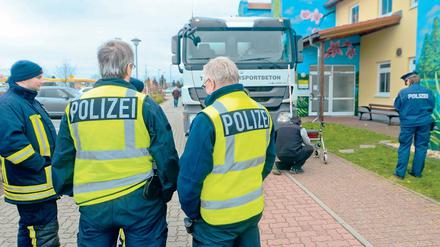 Tragischer Unfall. Der Kfz-Gutachter untersuchte am Montag die Unfallstelle.