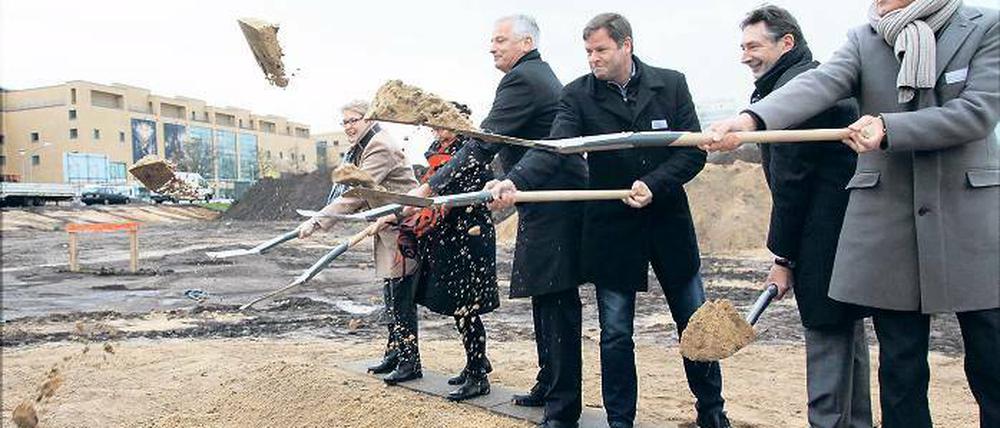 Zugleich. Architekt Jürgen Engel (v. r.), Oberbürgermeister Jann Jakobs, Brandenburgs Finanzminister Christian Görke und die ILB-Vorstände Tillmann Stenger, Jacqueline Tag und Gabriela Pantring beim ersten Spatenstich.