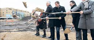 Zugleich. Architekt Jürgen Engel (v. r.), Oberbürgermeister Jann Jakobs, Brandenburgs Finanzminister Christian Görke und die ILB-Vorstände Tillmann Stenger, Jacqueline Tag und Gabriela Pantring beim ersten Spatenstich.