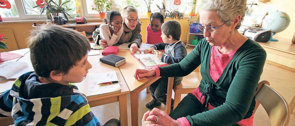Zeit, Liebe, Zuwendung. Sabine Kluck (vorn) und Franziska Donner unterstützen das Schulpersonal bei der Hortbetreuung und geben Nachhilfeunterricht – ehrenamtlich.