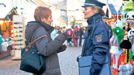 Im Gespräch. Die neue Revierpolizistin Claudia Lang (r.) war am Dienstag auf Streife in der Brandenburger Straße unterwegs. Dort sprach sie mit Händlern und Passanten. Gerade in der Vorweihnachtszeit kommt es verstärkt zu Trick- und Taschendiebstählen.