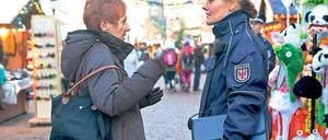 Im Gespräch. Die neue Revierpolizistin Claudia Lang (r.) war am Dienstag auf Streife in der Brandenburger Straße unterwegs. Dort sprach sie mit Händlern und Passanten. Gerade in der Vorweihnachtszeit kommt es verstärkt zu Trick- und Taschendiebstählen.