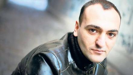 „Habt ihr schon mal daran gedacht abzuhauen?“ Nuran David Calis hat es bei der Frage allein nicht belassen.