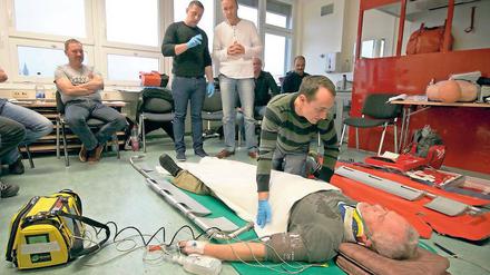 Üben für den Notfall. Rettungsassistenten sollen künftig Notfallsanitäter heißen – und mehr Kompetenzen mitbringen. Die bisherige Ausbildung zum Rettungsassistenten ist 24 Jahre alt und entspricht nicht mehr den Anforderungen an den Beruf.