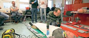 Üben für den Notfall. Rettungsassistenten sollen künftig Notfallsanitäter heißen – und mehr Kompetenzen mitbringen. Die bisherige Ausbildung zum Rettungsassistenten ist 24 Jahre alt und entspricht nicht mehr den Anforderungen an den Beruf.
