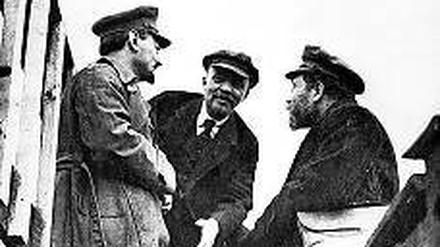 Im Gespräch. Trotzki (l.) mit Lenin und Kamenew (r.) 1920 in Moskau.