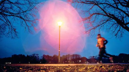 Das Licht geht an. Laufen bei Dunkelheit ist in gut beleuchteten Städten kein Problem, wenn Läufer und Jogger einige Dinge und Regeln berücksichtigen.