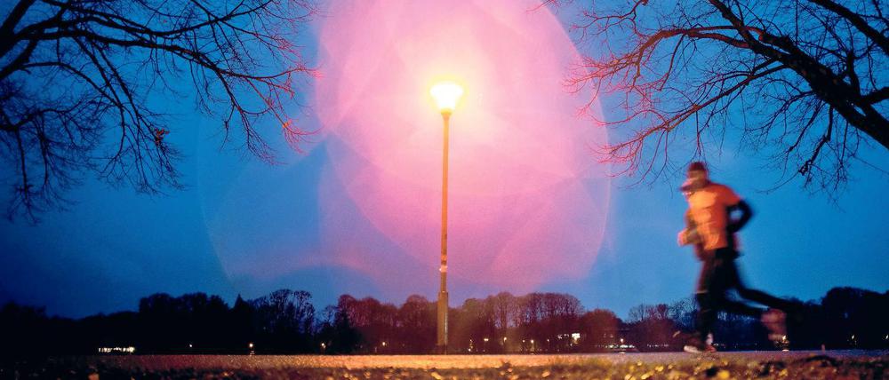 Das Licht geht an. Laufen bei Dunkelheit ist in gut beleuchteten Städten kein Problem, wenn Läufer und Jogger einige Dinge und Regeln berücksichtigen.