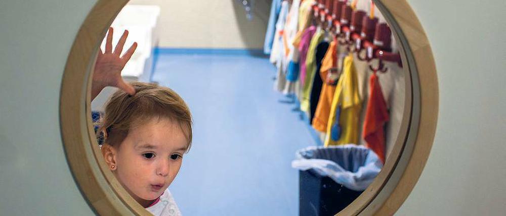Kein Erzieher in Sicht. Die Kitas in Werder hätten zwar genug Platz für zusätzliche Kinder. Der Stadt fehlt es jedoch an Erziehern, sodass keine weiteren Kinder mehr aufgenommen werden können. Jetzt hoffen die Werderaner, dass ihre Kinder in den Nachbargemeinden unterkommen können.