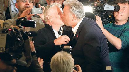 Herzlich. Berliner Lesben und Schwulenverband verabschiedete Wowereit.