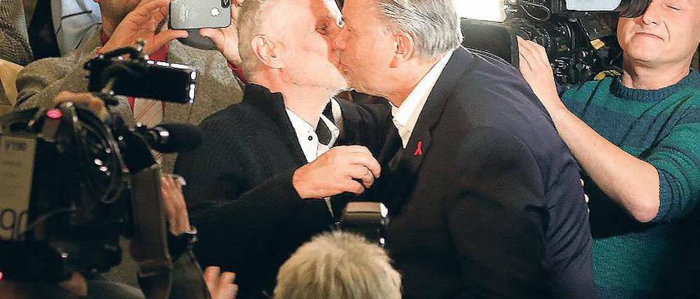 Herzlich. Berliner Lesben und Schwulenverband verabschiedete Wowereit.