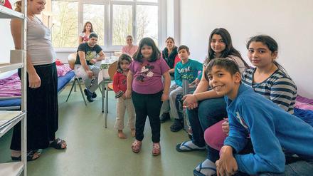 Neues Zuhause im Gewerbepark. Auch rund 50 Kinder wurden in Stahnsdorf aufgenommen – zum Einzug tobten sie bereits über die Flure. In welche Kitas und Schulen sie kommen werden, ist noch unklar. Die Gemeinde muss kurzfristig Lösungen finden.