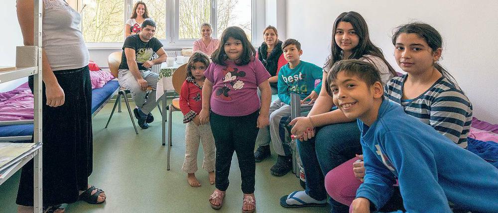 Neues Zuhause im Gewerbepark. Auch rund 50 Kinder wurden in Stahnsdorf aufgenommen – zum Einzug tobten sie bereits über die Flure. In welche Kitas und Schulen sie kommen werden, ist noch unklar. Die Gemeinde muss kurzfristig Lösungen finden.