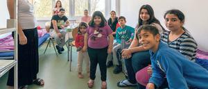 Neues Zuhause im Gewerbepark. Auch rund 50 Kinder wurden in Stahnsdorf aufgenommen – zum Einzug tobten sie bereits über die Flure. In welche Kitas und Schulen sie kommen werden, ist noch unklar. Die Gemeinde muss kurzfristig Lösungen finden.
