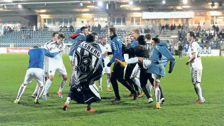 Tanzrausch nach Spielfreude. Die Regionalliga-Kicker des SV Babelsberg feierten den Punktgewinn gegen Tabellenführer Wacker Nordhausen ausgelassen auf dem Rasen – und später bei der Weihnachtsfeier des Vereins.