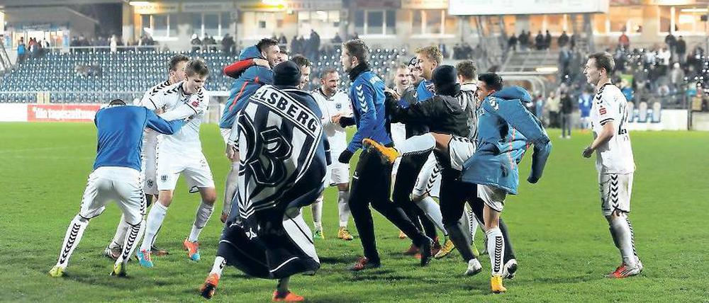 Tanzrausch nach Spielfreude. Die Regionalliga-Kicker des SV Babelsberg feierten den Punktgewinn gegen Tabellenführer Wacker Nordhausen ausgelassen auf dem Rasen – und später bei der Weihnachtsfeier des Vereins.