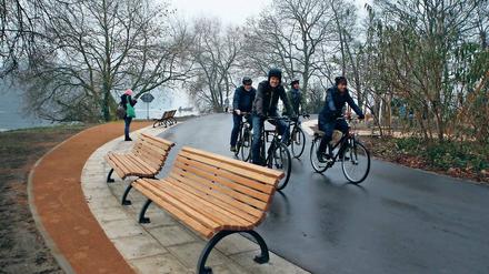 Heller wird es im Frühjahr. Dann soll das Teilstück des Europa-Radwegs Nummer 1 an der Havel zwischen der Kastanienallee und einem Weg in Höhe der Straße Im Bogen mit einer Decke aus weißen kleinen Steinen aufgehübscht werden.