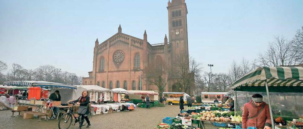 Tradition hat er. Der Bassinplatz-Markt gehört zum Potsdamer Stadtbild. Im Vergleich zum privaten Markt am Nauener Tor, der mittwochs und freitags stattfindet, sind die Preise am Bassinplatz eher niedrig, das Angebot solide.