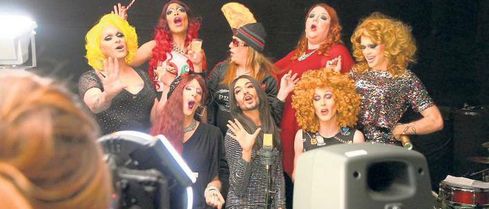 Berliner Dragqueens bei der Arbeit. Der Dreh im Studio in Köpenick dauerte mehrere Stunden. Hintere Reihe von links: Barbie Breakout, Chandelier Divine Brown, Chantal, Kaey und Pansy. Untere Reihe: Absinthia Absolut, Shiaz Legz und Fixie Fate.