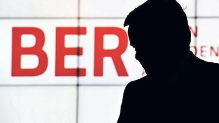 Im Schatten. Die Flughafengesellschaft wird gelenkt von Hartmut Mehdorn. Und wer kontrolliert ihn und die Baustelle am BER?