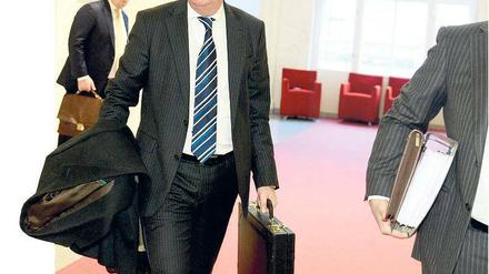 Er hat noch einen Koffer in Berlin. Der frühere BER-Chef Rainer Schwarz wurde im Parlament befragt.