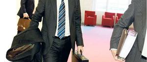 Er hat noch einen Koffer in Berlin. Der frühere BER-Chef Rainer Schwarz wurde im Parlament befragt.