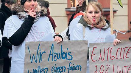 Protest. Rund 30 Azubis demonstrierten am Freitag vor dem Klinikum.