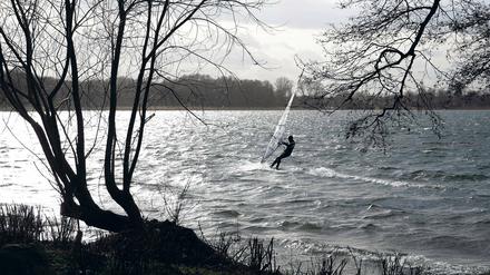 Auslöser. Der Kauf des Wandlitzsees durch einen Düsseldorfer Investor sorgte 2003 für Ärger. Der neue Eigentümer erhob plötzlich von Anliegern hohe Pachten für die Nutzung der Stege. Landesweit gründeten sich Initiativen gegen die Privatisierung der Gewässer.