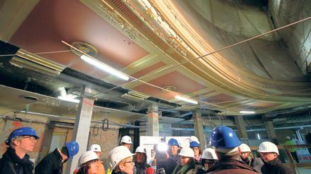 Teurer Spaß. Die Sanierung der Berliner Staatsoper wird nach neuesten Angaben insgesamt 400 Millionen Euro kosten, 93 Millionen Euro mehr als zuletzt geplant. Auf eine schriftliche Begründung warten die Berliner Abgeordneten weiterhin.