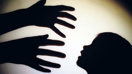 Aufklären und aufpassen. Menschen mit pädophilen Neigungen als Trainer oder Übungsleiter aus Sportvereinen herauszuhalten, dafür sind Führungszeugnisse und Kinderschutzbeauftragte eine Möglichkeit. Eine andere ist, mit offenen Augen durch die Welt zu gehen.