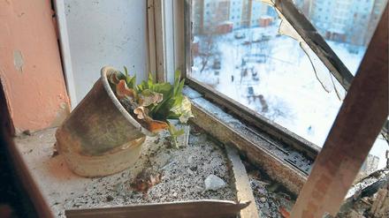 Ähnliche Bilder, andere Kriege. Blick durch Granatbeschuss zerstörtes Fenster im ukrainischen Donezk.