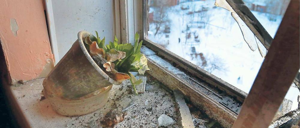 Ähnliche Bilder, andere Kriege. Blick durch Granatbeschuss zerstörtes Fenster im ukrainischen Donezk.