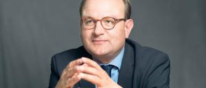 Ottmar Edenhofer ist Chefökonom am Potsdam-Institut für Klimafolgenforschung (PIK).Beim jüngsten Report des Weltklimarates (IPCC) war er Co-Vorsitzender der Arbeitsgruppe III, die sich mit der Verminderung von Treibhausgasen beschäftigte.