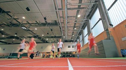 Das Dach hält wieder. Nachdem die Halle fast ein Jahr lang gesperrt war, ist sie nun wieder für Leichtathleten geöffnet. Allerdings wird die Stadt aller Voraussicht nach auf den Kosten der erneuten Sanierung, die nach der Sanierung durch eine Firma aus Nordrhein-Westfalen nötig wurde, sitzen bleiben.