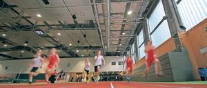 Das Dach hält wieder. Nachdem die Halle fast ein Jahr lang gesperrt war, ist sie nun wieder für Leichtathleten geöffnet. Allerdings wird die Stadt aller Voraussicht nach auf den Kosten der erneuten Sanierung, die nach der Sanierung durch eine Firma aus Nordrhein-Westfalen nötig wurde, sitzen bleiben.