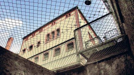 Gedenkstätte Lindenstraße. Am Abend des 5. Dezember 1989 bat ein Grüppchen mutiger Potsdamer Bürger um Einlass. Und tatsächlich – das Tor ging auf. Die politischen Gefangenen waren freilich längst woanders untergebracht.