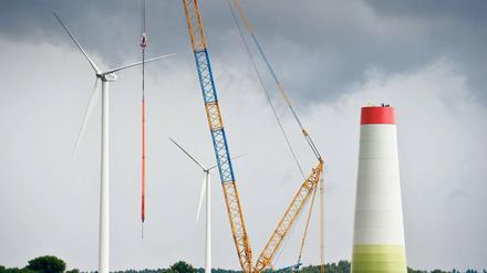 Immer größer. Die Windräder der neuen Generation sind nicht mehr 100, sondern 200 Meter hoch. Auf dem Bild wird ein solches modernes Windrad in einem älteren Windpark bei Frankfurt (Oder) aufgestellt.